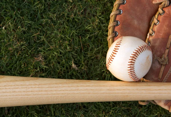 Baseball sur l'herbe du champ extérieur — Photo