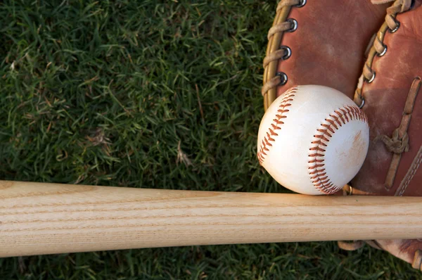 Baseball auf dem Outfield-Rasen — Stockfoto