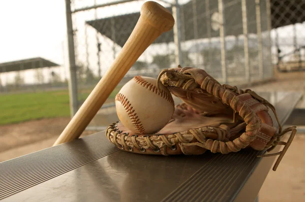 Baseball na pola trawy — Zdjęcie stockowe