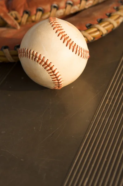 Baseball auf dem Outfield-Rasen — Stockfoto