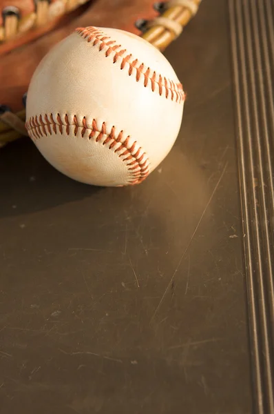 Béisbol en el Outfield Grass — Foto de Stock