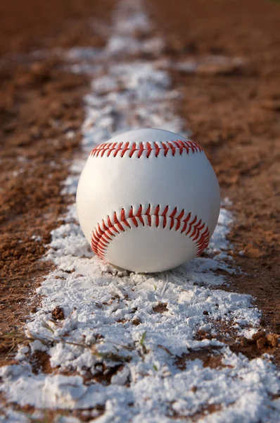 Honkbal op de outfield-gras — Stockfoto