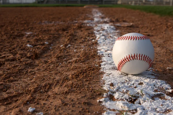 Honkbal op de outfield-gras — Stockfoto