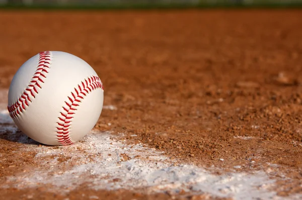 Beyzbol outfield çimenlerin üzerinde — Stok fotoğraf