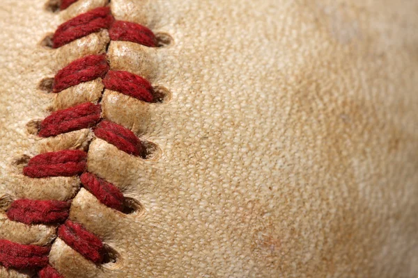 Baseball auf dem Outfield-Rasen — Stockfoto