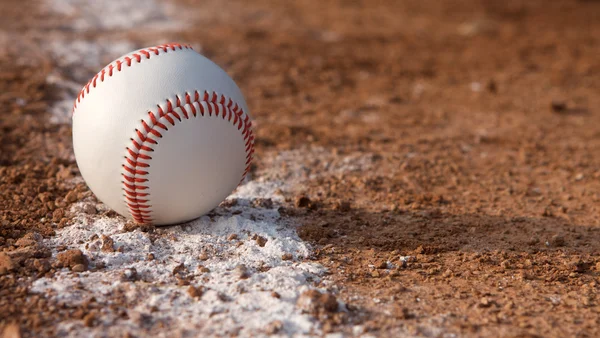 Baseball sur l'herbe du champ extérieur — Photo