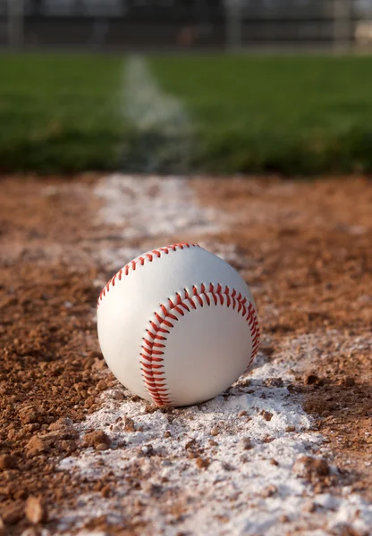 Baseball på ytterfältet gräset — Stockfoto