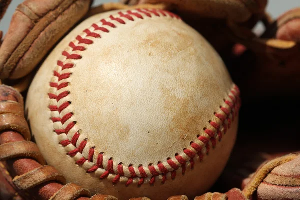 Baseball auf dem Outfield-Rasen — Stockfoto