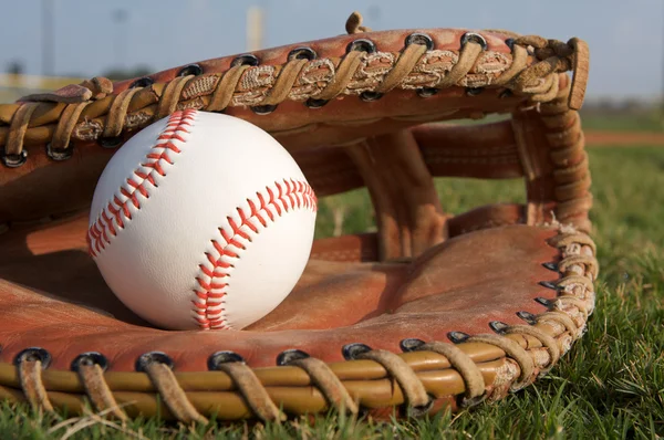 Baseball na outfield — Stock fotografie