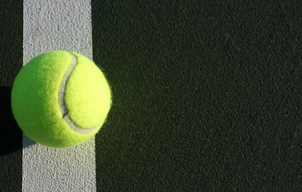 Balle de tennis sur le terrain — Photo