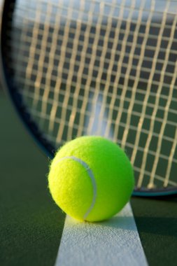 Tenis topu ve raket