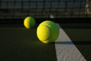 Sahada tenis topları