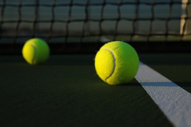 Sahada tenis topları