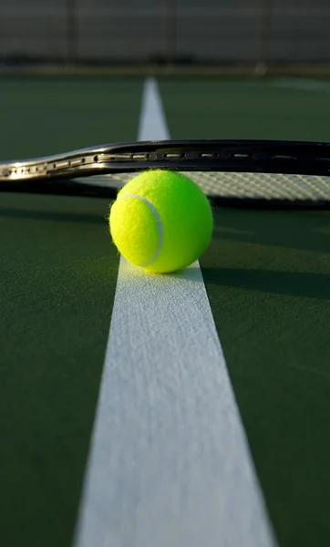 Pallone da tennis e racchetta — Foto Stock