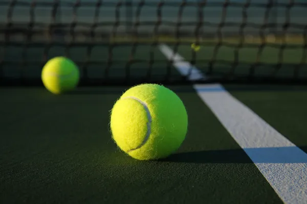 Tennis balls on the court — Stock Photo, Image