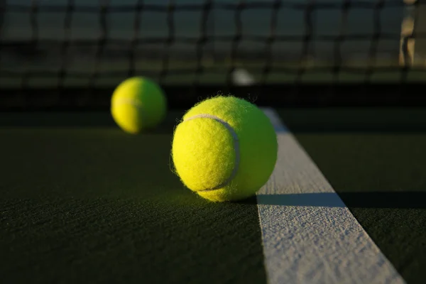 Tennisbollar på planen — Stockfoto