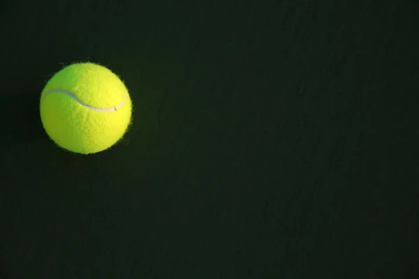 Tennis balls on the court — Stock Photo, Image