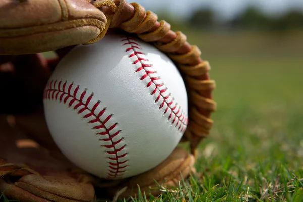 Honkbal in een handschoen — Stockfoto