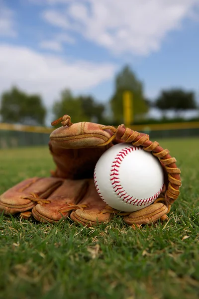 Beysbol eldiveni içinde — Stok fotoğraf