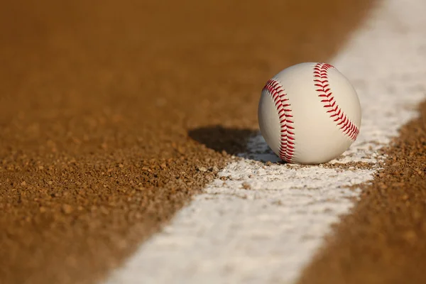 Baseball-a a táblán belüli — Stock Fotó