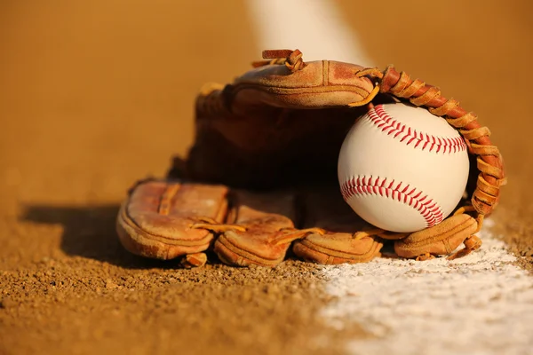 Novo beisebol em uma luva — Fotografia de Stock