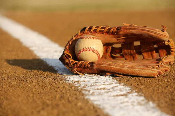 Baseball usagé dans un gant — Photo