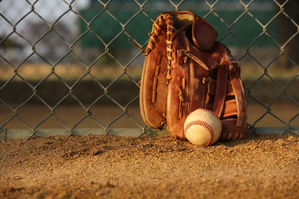 Beisebol e luva — Fotografia de Stock