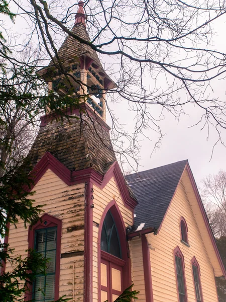 Stary żółty czerwony Kościół przycięte w śniegu — Zdjęcie stockowe