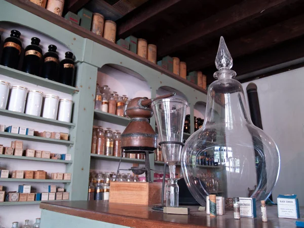 Eczanede antika şişeler