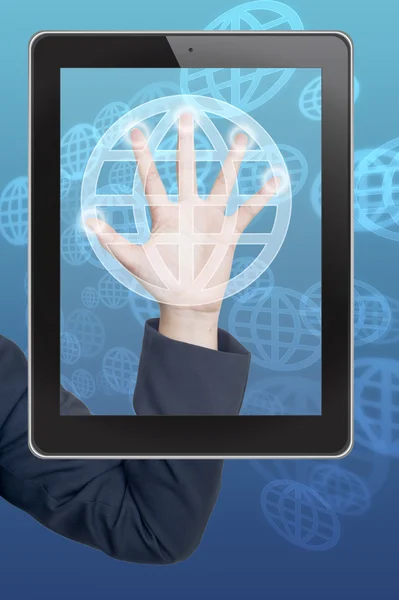 Globaler Knopf am Tablet per Hand auf Touchscreen — Stockfoto