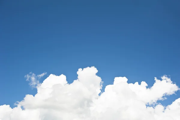 Clouds and clear blue sky background — Stock Photo, Image