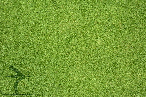 Спортивные лыжи на зеленой траве текстуры и фона — стоковое фото