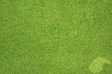 çim zemin üzerine şapka simgesi