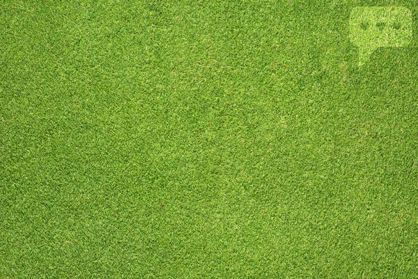 녹색 잔디 배경에서 코멘트 아이콘 — 스톡 사진