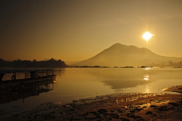 Pôr do sol montanha e rio, chiangkhan de Tailândia — Fotografia de Stock