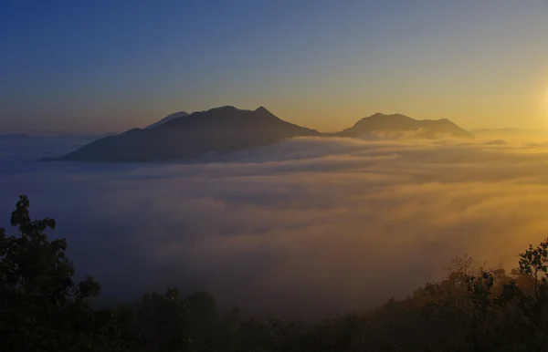 Puesta de sol con montaña, chiangkhan de Tailandia — Foto de Stock