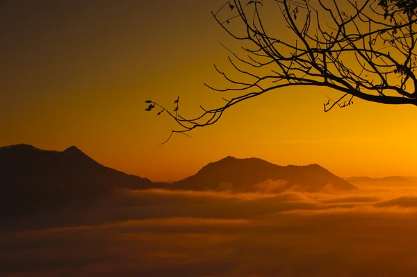 Puesta de sol con montaña, chiangkhan de Tailandia — Foto de Stock