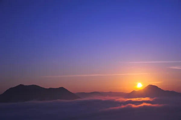 Sunset with mountain, chiangkhan of thailand — Stock Photo, Image