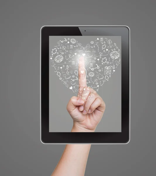 Hand drückt Herz-Symbol des Tablets auf Touchscreen — Stockfoto