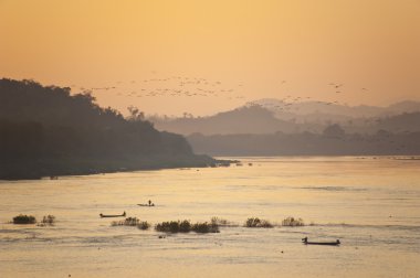 gün batımı dağ ve nehir, Tayland chiangkhan