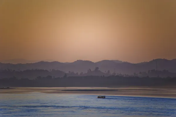 Sunset mountain and river, chiangkhan of thailand — Stock Photo, Image