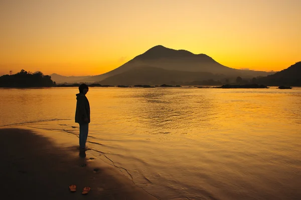 日没山と川、タイの chiangkhan — ストック写真