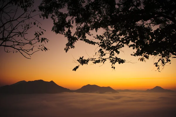 Sunset with mountain, chiangkhan of thailand — Stock Photo, Image