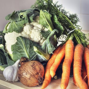 taze sebze - soğan, havuç, karnabahar ve sarımsak, çorba malzemeleri