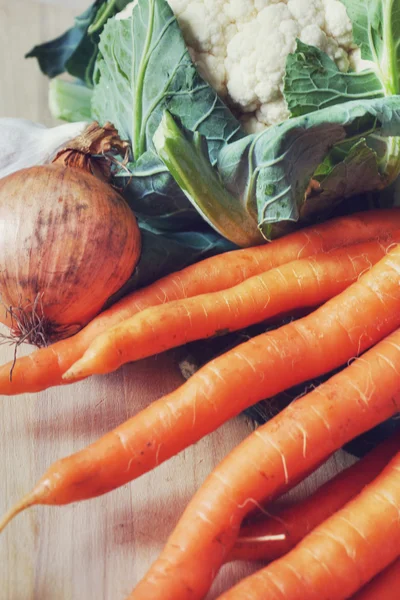 Verse groenten - UI, wortel, bloemkool en knoflook, soup ingrediënten — Stockfoto