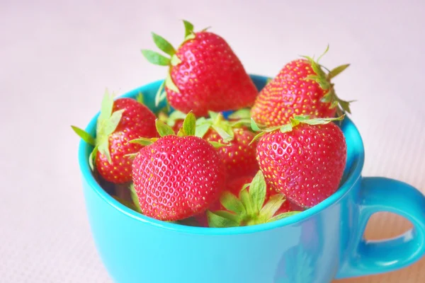 Färska jordgubbar i en kopp, hälsosamma frukt mellanmål — Stockfoto