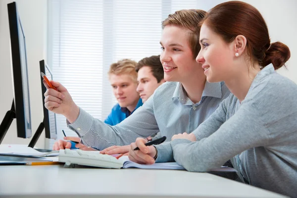 Estudantes que frequentam um curso de formação numa sala de informática — Fotografia de Stock