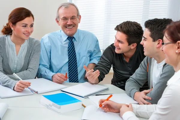 Leraar met studenten in de klas — Stockfoto