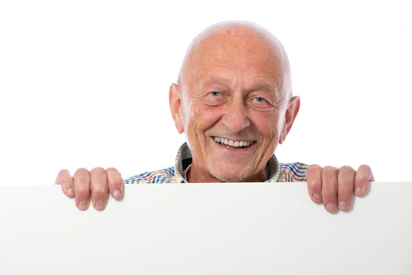 Gelukkig lachend senior man houdt een leeg bord — Stockfoto