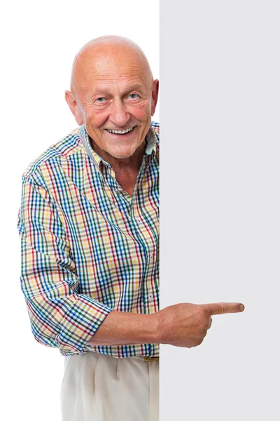 Glücklich lächelnder Senior hält eine weiße Tafel in der Hand — Stockfoto